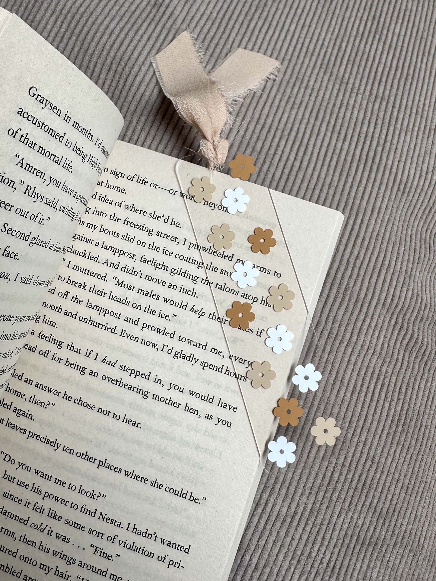 Bookmark "Neutral Flowers"