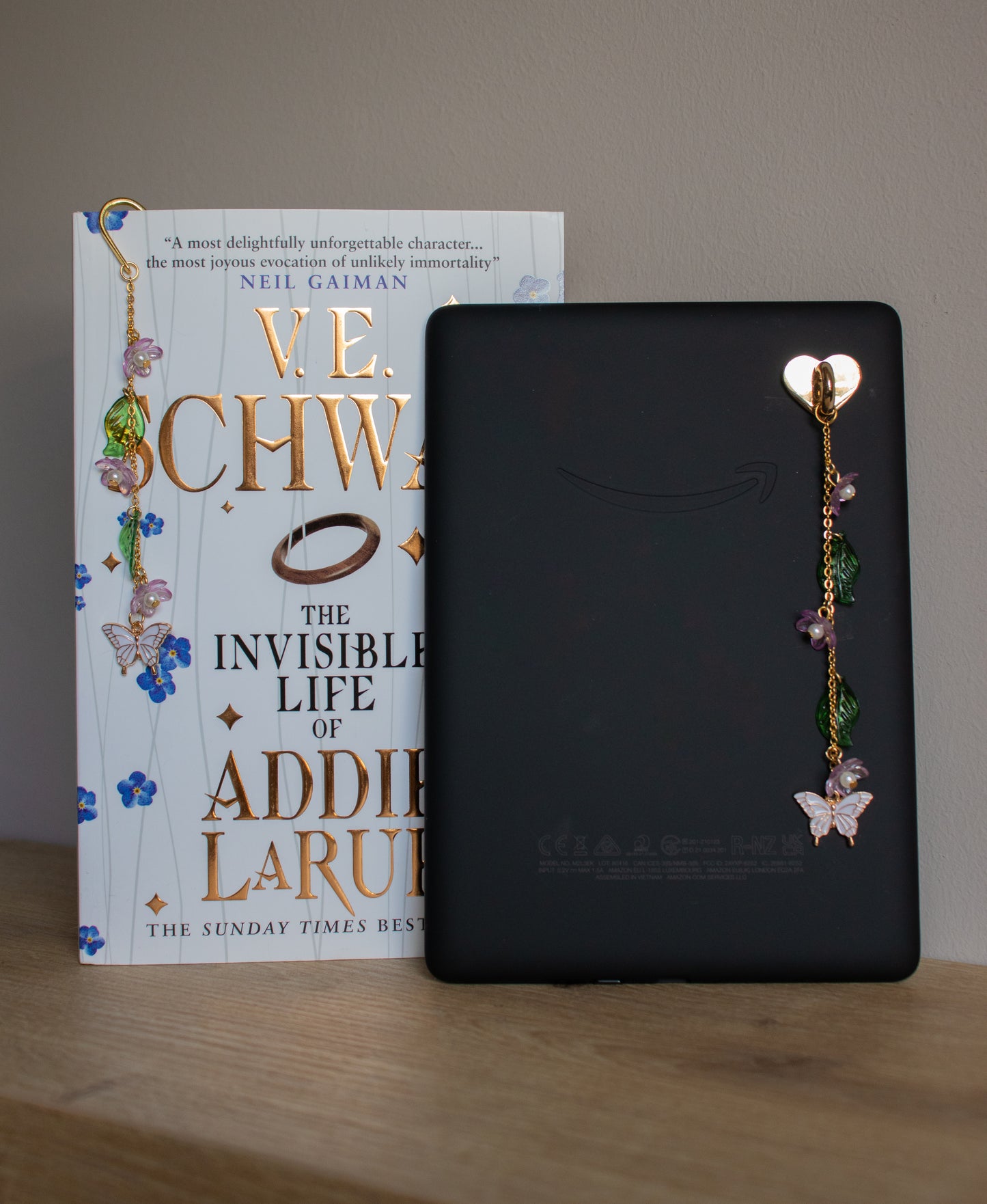 E-reader charm "White Butterfly & Purple Flowers"