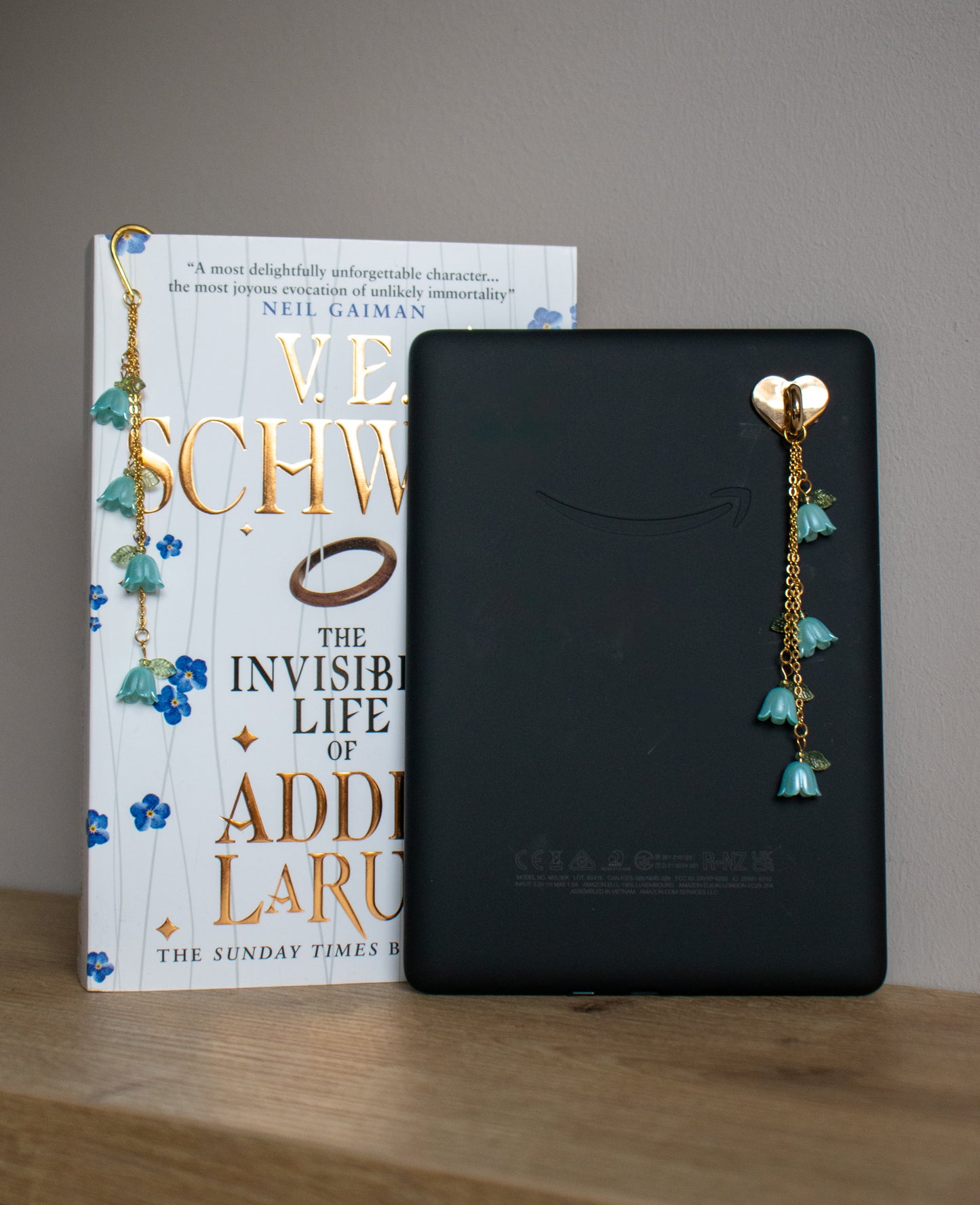 E-reader charm "Blue Flowers"