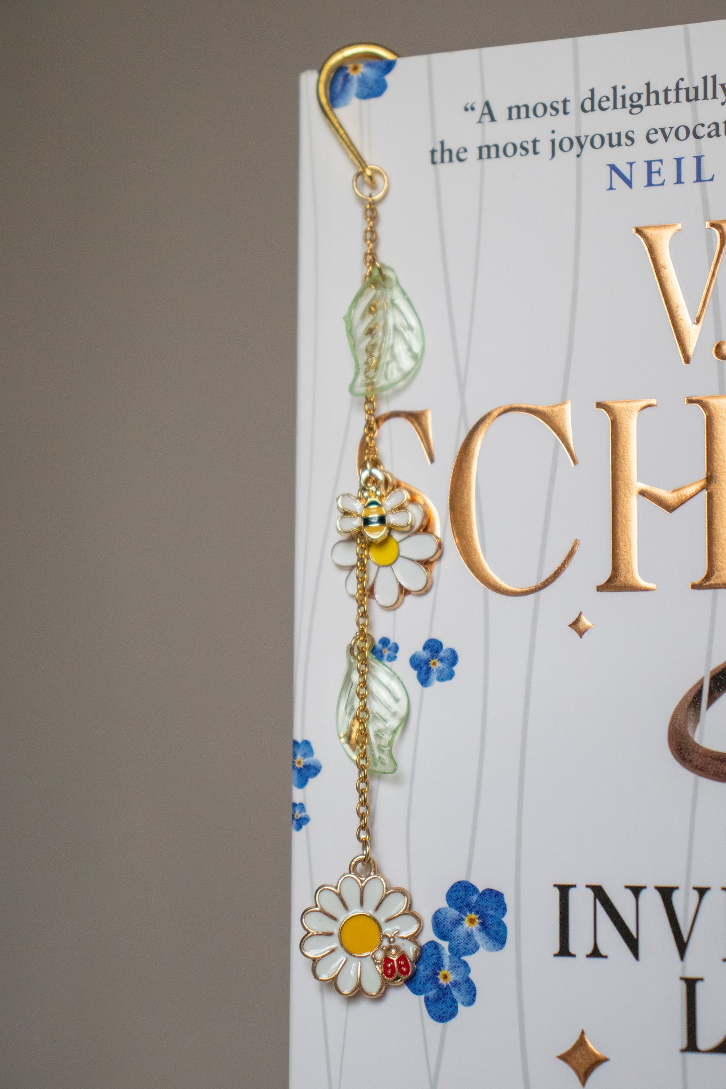 Book charm "Flowers & Bee"