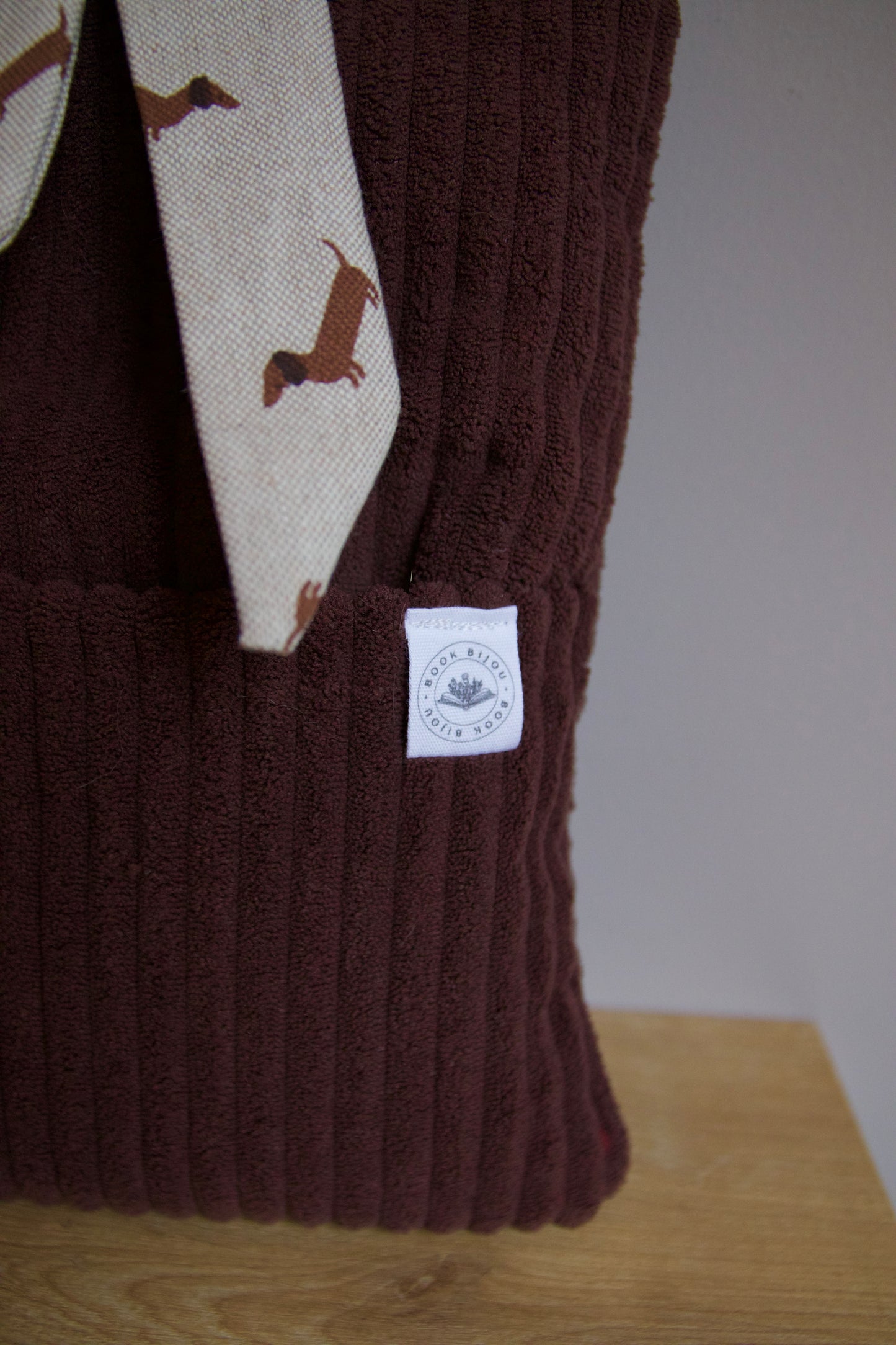 Booksleeve Luxe Strik “Brown & Dogs"