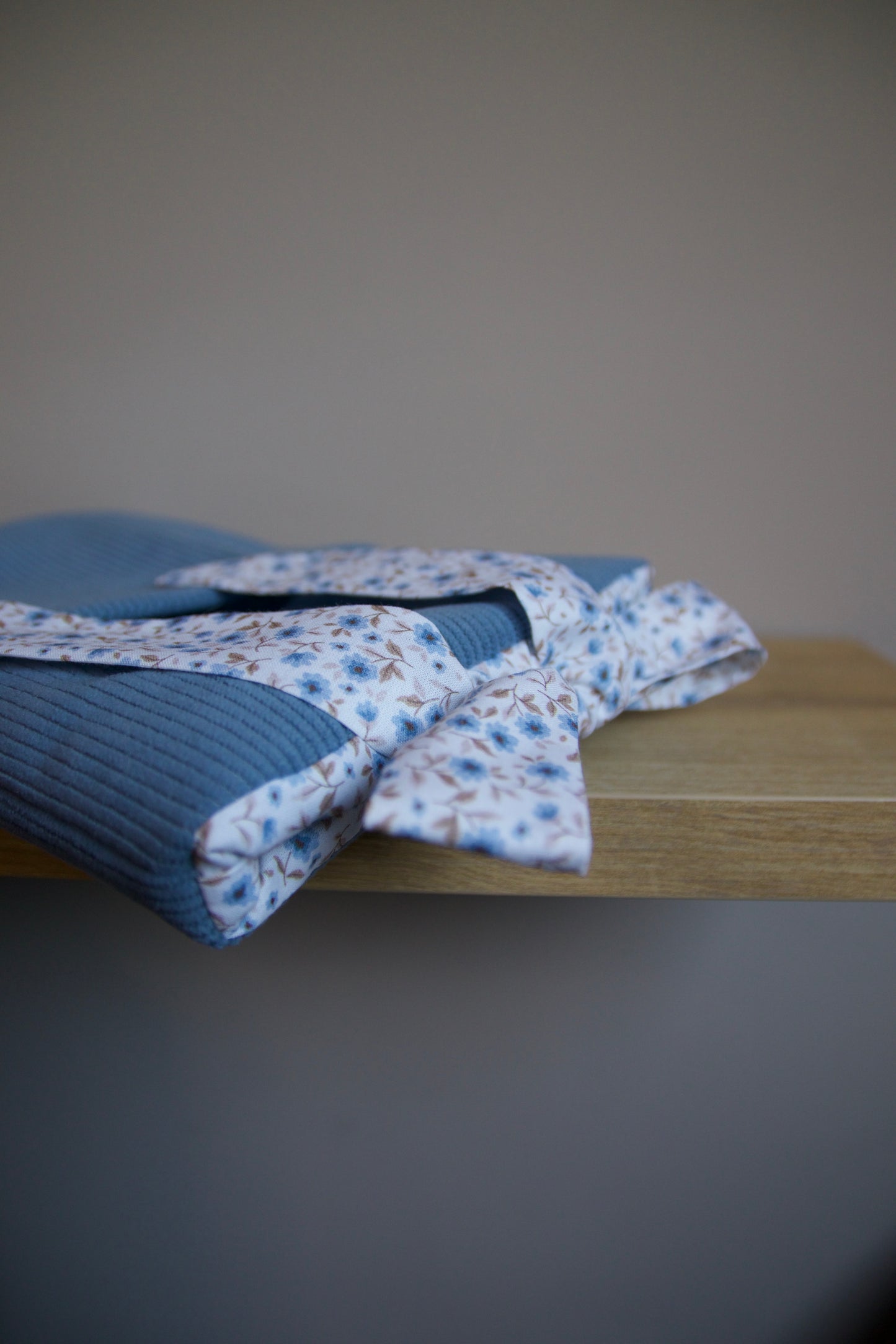 Booksleeve Luxe Strik “Blue & Flowers"